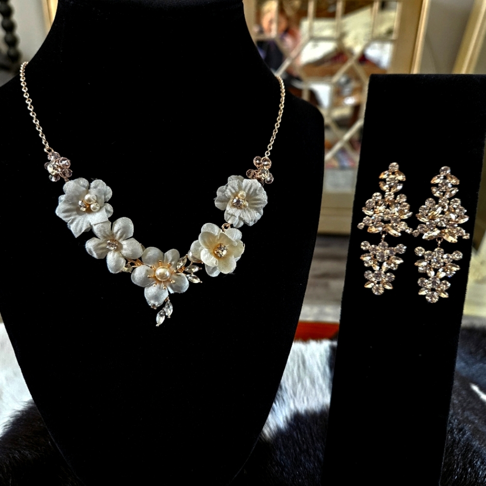 NWT & NWOT CLAIRE'S Necklace & Earring 2pc Set Rose Gold